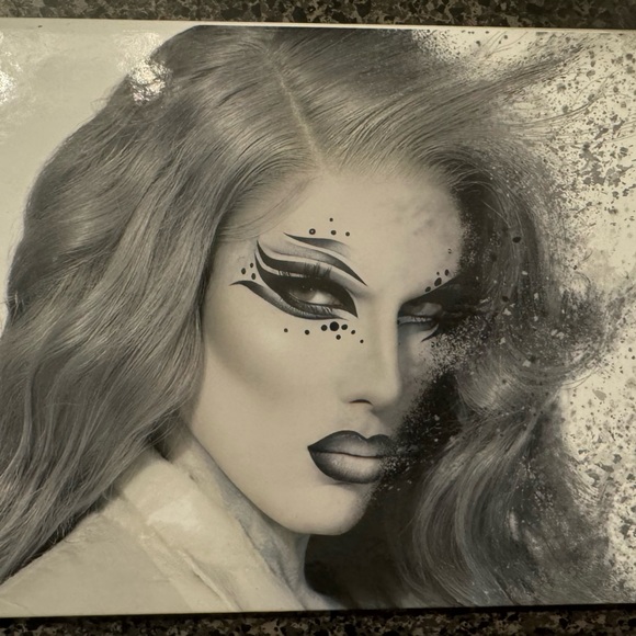 Jeffree Star Cosmetics Cremated Palette - Picture 1 of 2